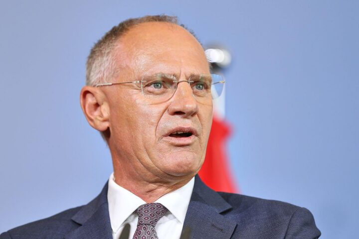 Innenminister Gerhard Karner (Archivfoto) vor dem Hintergrund von Asyl-Auslagerung und Ceuta.