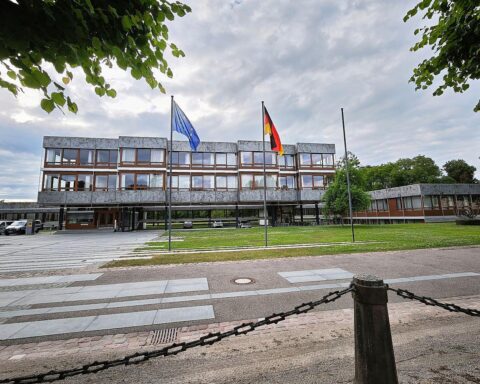 Bundesverfassungsgericht in Karlsruhe; Hans-Jürgen Papier kritisiert parteipolitischen Streit um Richterstellen.