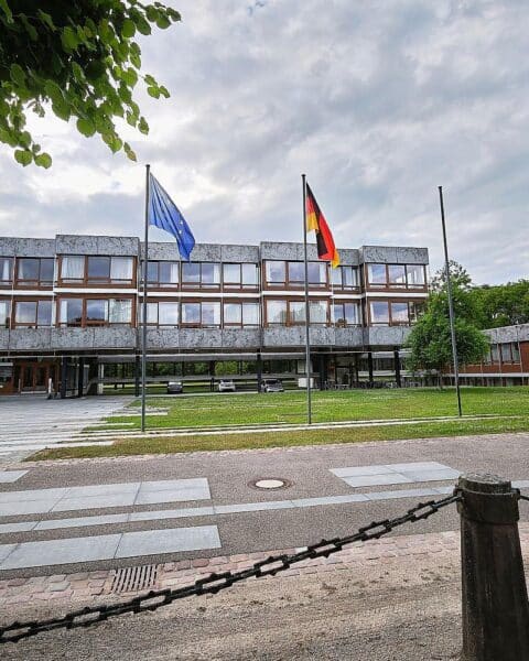 Bundesverfassungsgericht in Karlsruhe; Hans-Jürgen Papier kritisiert parteipolitischen Streit um Richterstellen.