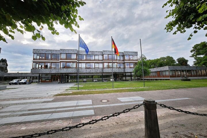 Bundesverfassungsgericht in Karlsruhe; Hans-Jürgen Papier kritisiert parteipolitischen Streit um Richterstellen.
