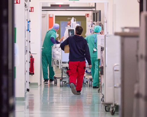 Krankenhaus-Pflegepersonal im Archiv, im Hintergrund Krankenhausflur, Thema: Freiwilligendienste und mögliche Pflichtdienste.