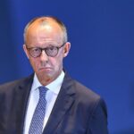 Friedrich Merz (CDU) vor politischem Hintergrund, im Kontext wachsender Kritik und Kanzlerdebatten.