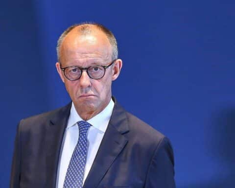 Friedrich Merz (CDU) vor politischem Hintergrund, im Kontext wachsender Kritik und Kanzlerdebatten.