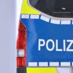 Polizei-Archiv: Einsatzfahrzeuge und Beamte auf einem Friedhof, vor beschädigten Grabsteinen.