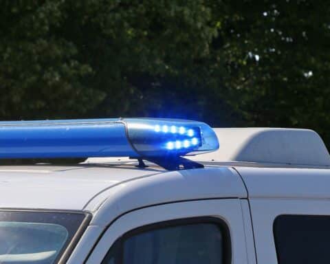 Polizei am Dortmunder Wall nach Verkehrsunfall: lebensgefährlich verletzter Mann, Einsatzkräfte sichern die Unfallstelle.