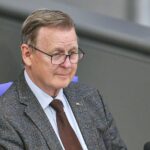 Bodo Ramelow (Archivfoto) im politischen Kontext, Diskussion um neuen Zivildienst und Volksabstimmungen.