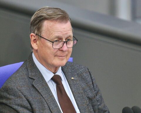 Bodo Ramelow (Archivfoto) im politischen Kontext, Diskussion um neuen Zivildienst und Volksabstimmungen.