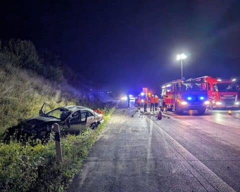 Unfall auf der A4 bei Eisenach: Pkw nach Reifenplatzer überschlagen, zwei Verletzte, abgesperrte Fahrbahn.