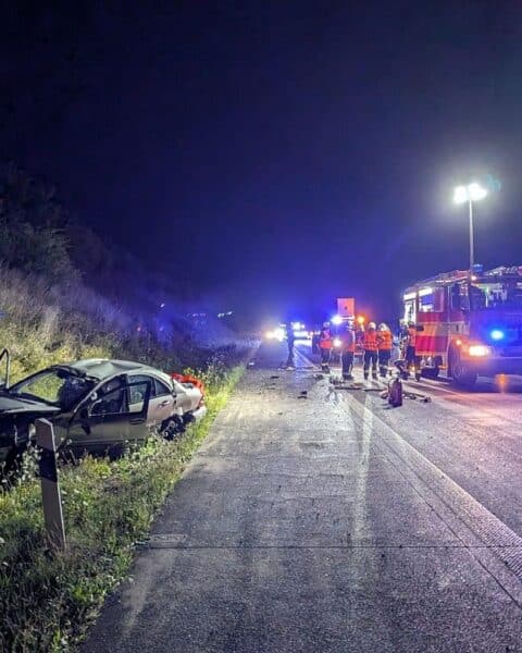 Unfall auf der A4 bei Eisenach: Pkw nach Reifenplatzer überschlagen, zwei Verletzte, abgesperrte Fahrbahn.
