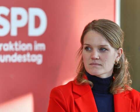 Sonja Eichwede (Archivfoto) vor dem Hintergrund europäischer Flüchtlingspolitik und Ceuta.