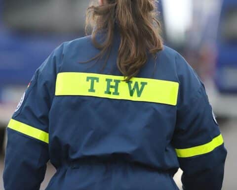 Archivfoto: THW-Mitarbeiterin hilft bei Hilfsmaßnahmen; Debatte um freiwilligen statt verpflichtenden Zivildienst.