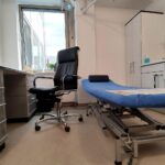 Behandlungszimmer beim Arzt (Archiv): Arztpraxis, Facharzttermine sollen für gesetzlich Versicherte schneller werden.