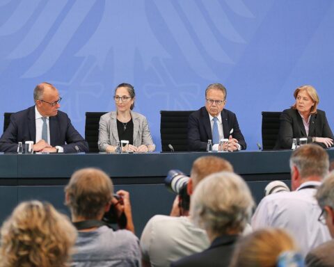 Übergabe des Berichts der Rentenkommission: Ministerpräsident Schulze präsentiert/übernimmt den Reformbericht (Archivfoto).