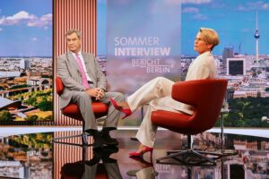 Markus Söder im ARD-Sommerinterview, diskutiert mit Anna Engelke über Politik und Bundespräsidentin Ilse Aigner.