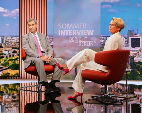 Markus Söder im ARD-Sommerinterview, diskutiert mit Anna Engelke über Politik und Bundespräsidentin Ilse Aigner.