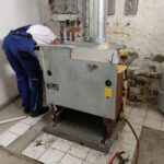 Archivfoto: Ausbau einer alten Gasheizung, wegen steigender Kosten für Vermieter.