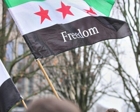 Menschen feiern den Sturz Assads; Syrien: Menschen mit Behinderung leiden unter Folgen von Krieg und Barrieren.