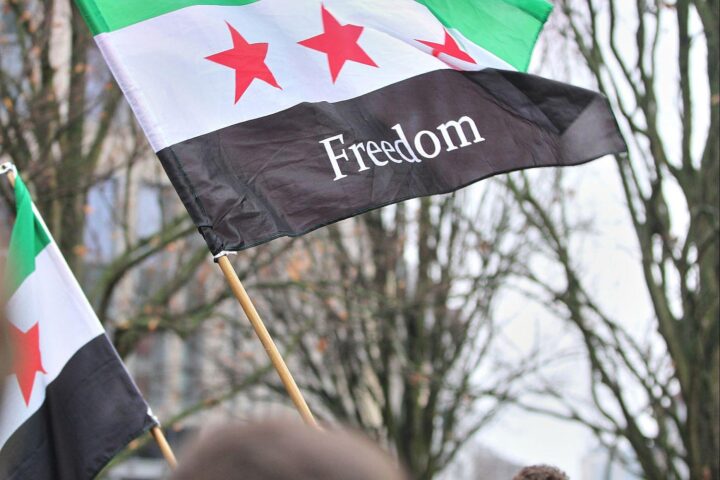 Menschen feiern den Sturz Assads; Syrien: Menschen mit Behinderung leiden unter Folgen von Krieg und Barrieren.