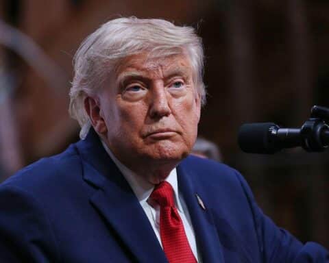 Donald Trump kündigt Waffenpause gegen Iran an, Aussetzung geplanter Angriffe nach Abkommen mit Teheran.