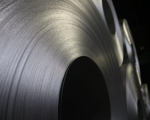 Stahlproduktion im Archiv: Arbeiter und Anlagen, während US-Zölle Stahlimporte aus Deutschland senken.