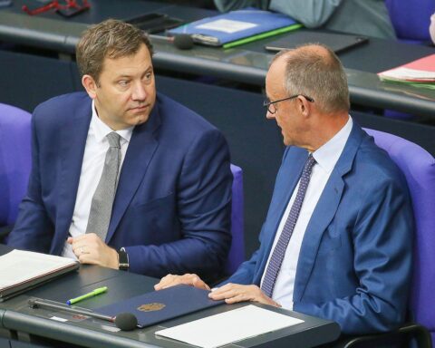 Lars Klingbeil und Friedrich Merz im Archivfoto: Umfrage skeptisch gegenüber Regierungsfortbestand und Reformen.