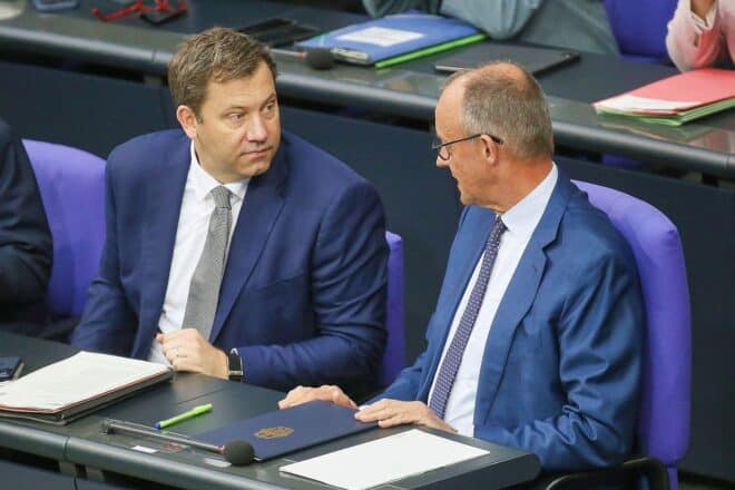 Lars Klingbeil und Friedrich Merz im Archivfoto: Umfrage skeptisch gegenüber Regierungsfortbestand und Reformen.