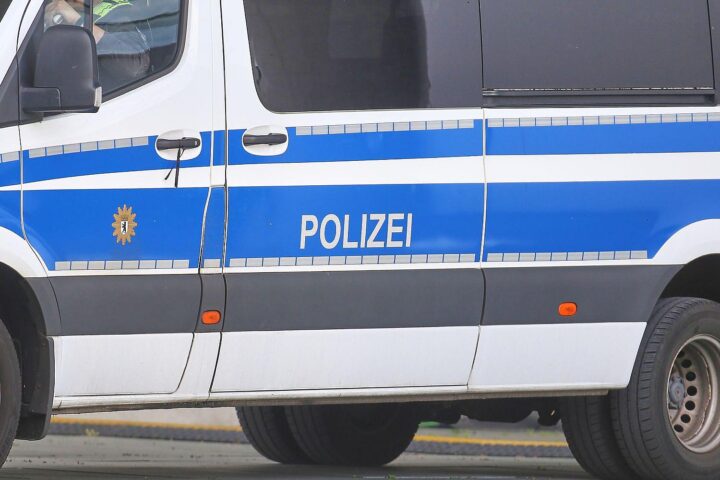 Polizeiauto im Archiv, während Ermittlungen zu Verkehrsunfällen, Einbrüchen und einem Brand laufen.