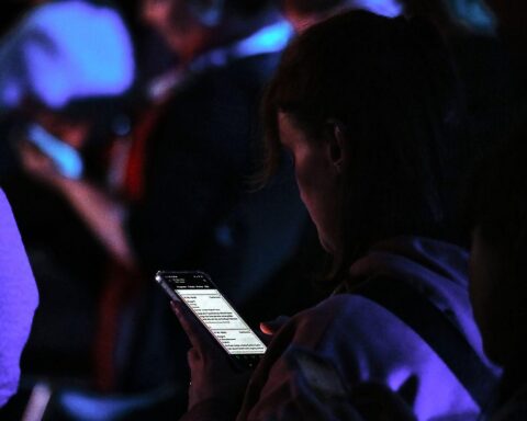 Junge Frau mit Smartphone im Archiv; im Artikel Kritik am „Recht auf Reparatur“ und Reparatur von Geräten.