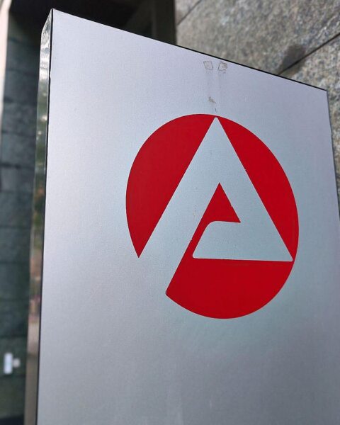Menschen und Schalterbild der Bundesagentur für Arbeit in Nürnberg: freie Ausbildungsplätze kurz vor Ausbildungsjahresbeginn.