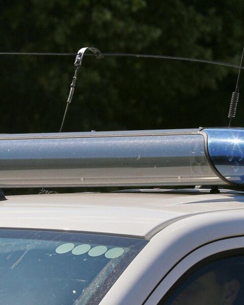 Unfall auf der A24 bei Zarrentin: umgestürzter Audi, Vollsperrung, Polizeieinsatz und Rettungshubschrauber.