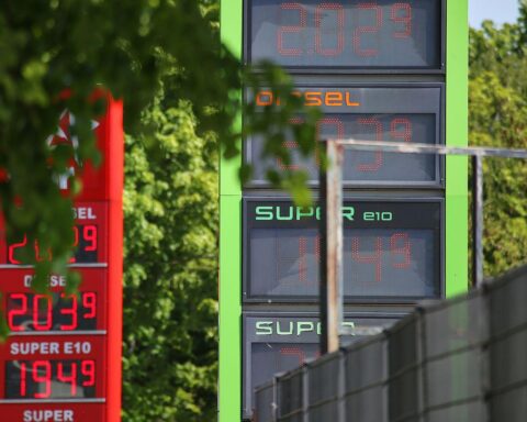 Tankstelle im Archiv; Sahra Wagenknecht fordert Halbierung der Spritsteuer und staatlichen Preisdeckel.