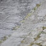 Regenwetter-Archiv: Wolken und Regen, im Hintergrund Gewitterstimmung über Baden-Württemberg.