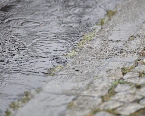 Regenwetter-Archiv: Wolken und Regen, im Hintergrund Gewitterstimmung über Baden-Württemberg.