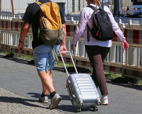 Sonnige Szene: Urlauber im Sommer, Temperaturen um 26–33 Grad, heiter und trocken in Berlin/Brandenburg.