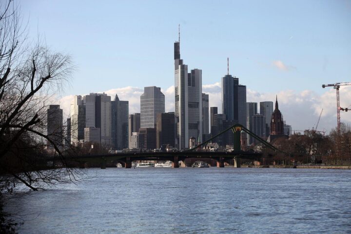 Frankfurts Skyline bei heiterem Wetter: sonnig, 30–35 Grad in Hessen, leichter Westwind.