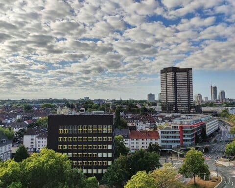 Stadtpanorama von Essen bei heiter bis wolkigem, trockenem Wetter in Nordrhein-Westfalen.