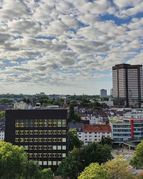 Stadtpanorama von Essen bei heiter bis wolkigem, trockenem Wetter in Nordrhein-Westfalen.