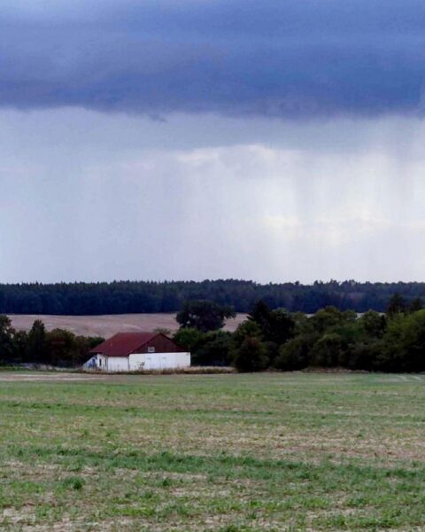 Unwetterwolke über einem Acker in Thüringen (Archivfoto), dazu Schauer und Gewitter möglich.