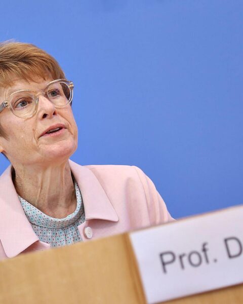 Veronika Grimm (Archiv) kritisiert die Renten-debatte über Beibehaltung der Rente mit 63.