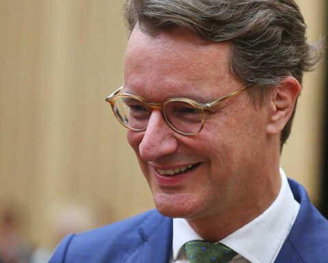 Hendrik Wüst (Archiv), Ministerpräsident NRW, vor Statement zum ausgeschlossenen Kanzlertausch mit Friedrich Merz.