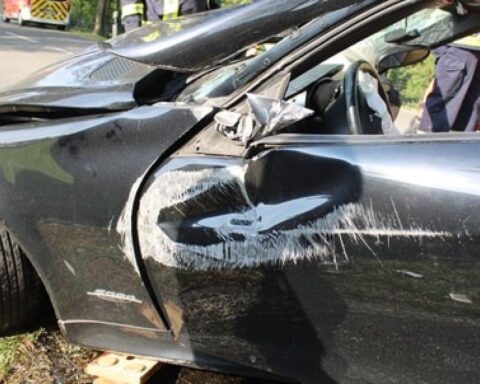 Zwei Schwerverletzte nach Autounfall: Mercedes prallt gegen Baum, Feuerwehr befreit eingeklemmte 85-Jährige.