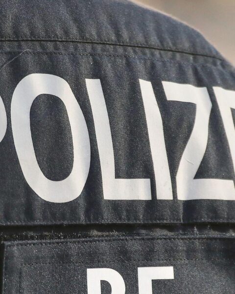Schwerer Motorradunfall bei Fürth: Polizeiabsperrung und zwei verletzte Motorradfahrer nach Kollision.