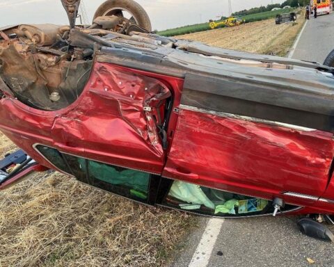 Zwei Unfallwagen nach Frontalzusammenstoß bei Haßloch, zwei verletzte Autofahrer, beschädigte Fahrzeuge abseits der Fahrbahn.