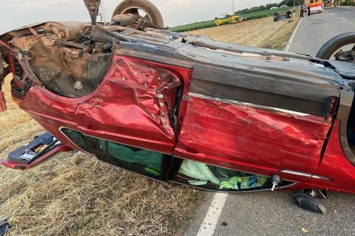Zwei Unfallwagen nach Frontalzusammenstoß bei Haßloch, zwei verletzte Autofahrer, beschädigte Fahrzeuge abseits der Fahrbahn.