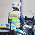 Ein Motorrad-Polizist (Archiv) am Einsatzort: schwerer Verkehrsunfall in Paderborn mit verletzten Insassen.