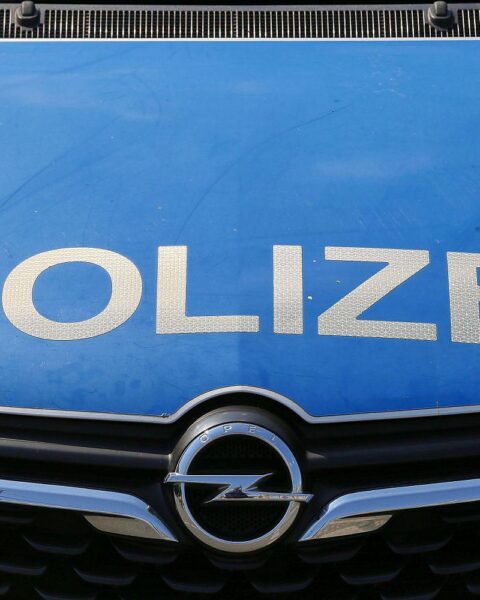 Polizei und Einsatzkräfte nach schwerem Motorradunfall auf der B399 in Hürtgenwald, zwei Verletzte.